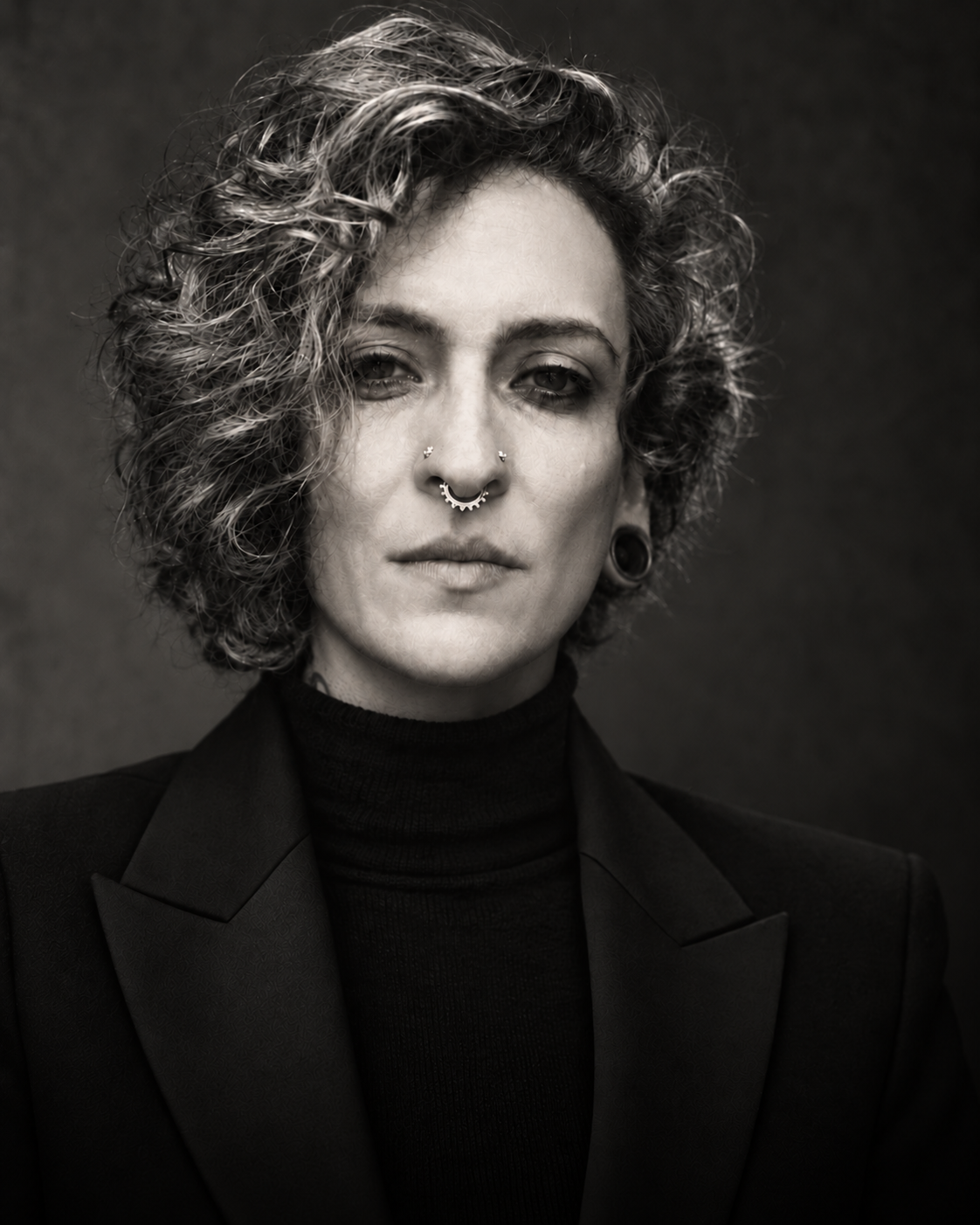 Retrato em preto e branco de VANESSA C SANTOS, fundadora e diretora criativa da ROTONDO ESTÚDIO